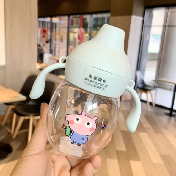 1pcs 280ml Mumpot Baby Kettle Duck Beak Cute Cartoon Children Straw Bottle Portable Leakproof Anti-choking Water Cup Large Capacity Baby Infant Learning Training Drinking Bottle (Random Color) (P-2132)